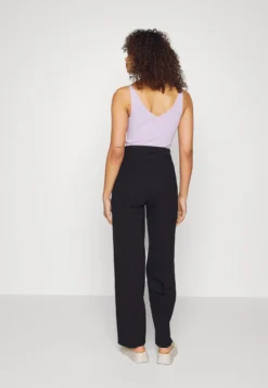 Wide Leg Trousers - Pantalon Classique - Black -Femmes Vêtements Boutique 2cbb613d41e74559826369512b20120c scaled