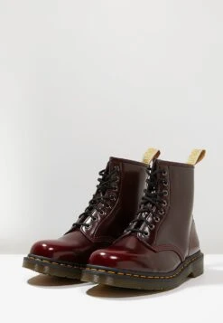 Dr. Martens Winchester Ii Boot 1460 Vegan - Bottines À Lacets - Cherry 8 Dr. Martens Winchester Ii Boot 1460 Vegan - Bottines À Lacets - Cherry -Femmes Vêtements Boutique 2d96a4f186cb450aad5f0e76255e066c