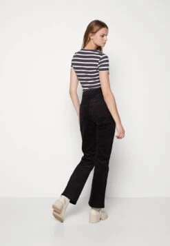 Monki Pantalon Classique - Black Dark -Femmes Vêtements Boutique 4a758d501c2a4b8aa17007a45ed173c6 scaled