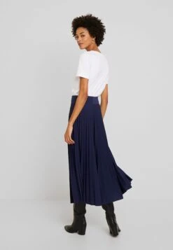 Anna Field Plisse A-Line Midi Skirt - Jupe Trapèze - Maritime Blue -Femmes Vêtements Boutique 5e377213776043ae87e0befe2a75e8ca scaled