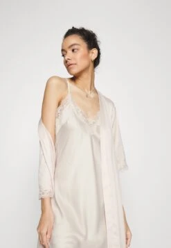 Anna Field Bridal Nightie / 003 - Off-White - Chemise De Nuit / Nuisette - 003 - Off-White -Femmes Vêtements Boutique b0d5595a3a9e44e28968fba66029159e scaled