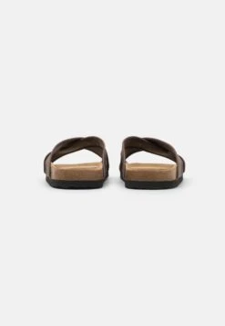 Pier One Unisex - Chaussons - Brown -Femmes Vêtements Boutique b64bd94841374f58a4a8e2cf13040258 scaled