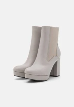 Bottines À Plateau - Grey -Femmes Vêtements Boutique d4f8b42eaac44e12a3d8df6a74ae442d scaled